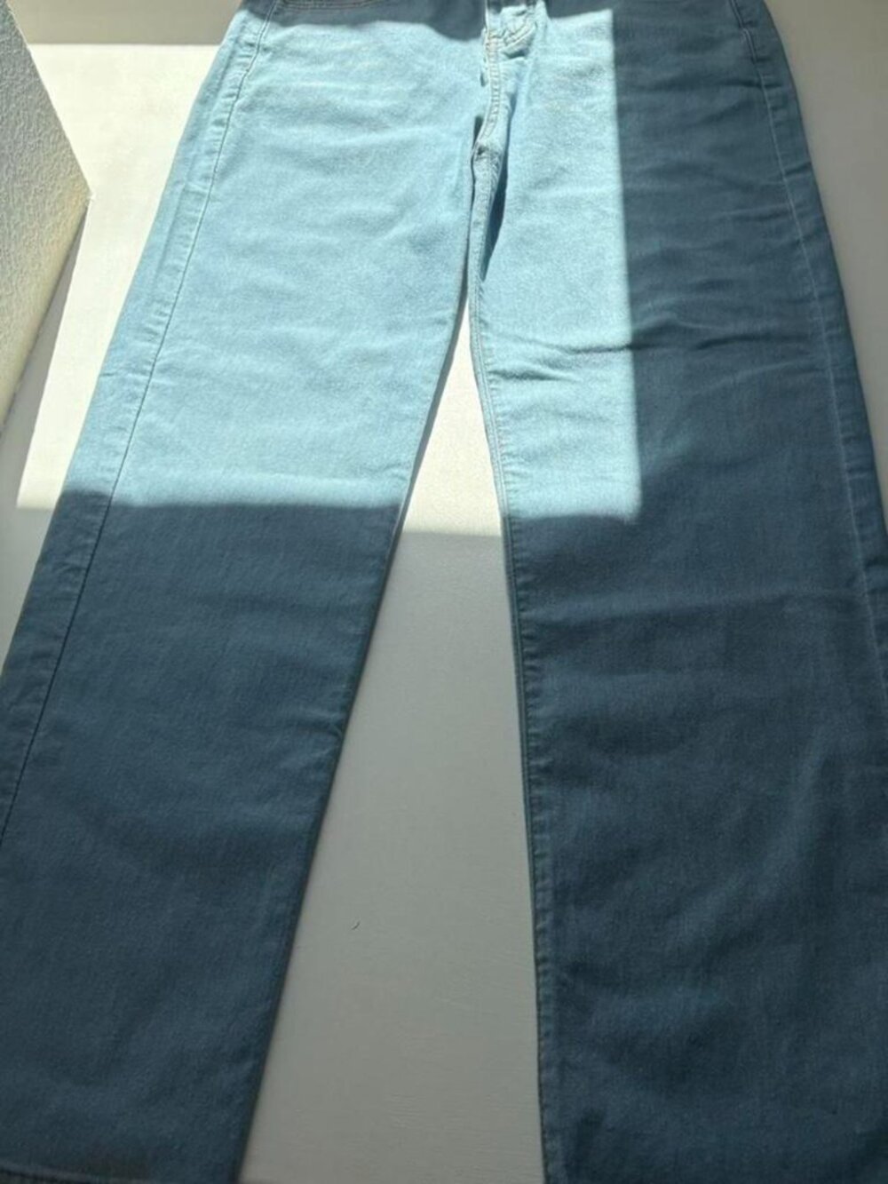 🩵 Beautiful Light Wash Straight Leg Jeans 🩵  !! MSRP of $50!! - Picture 3 of 4